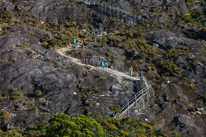 Hikers on the final ascent
